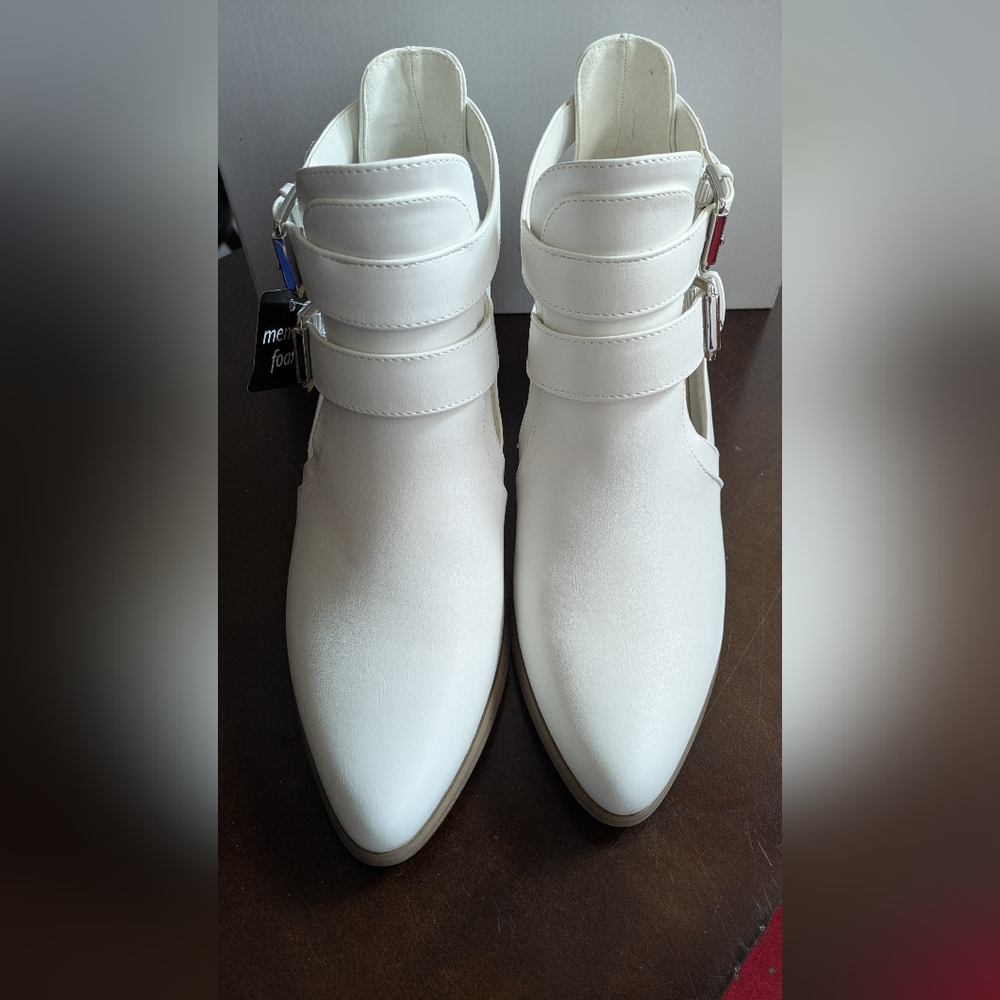 NWT Liz Claiborne White Heeled Ankle Boots with Double Buckles. Size 7.5 - Picture 4 of 11